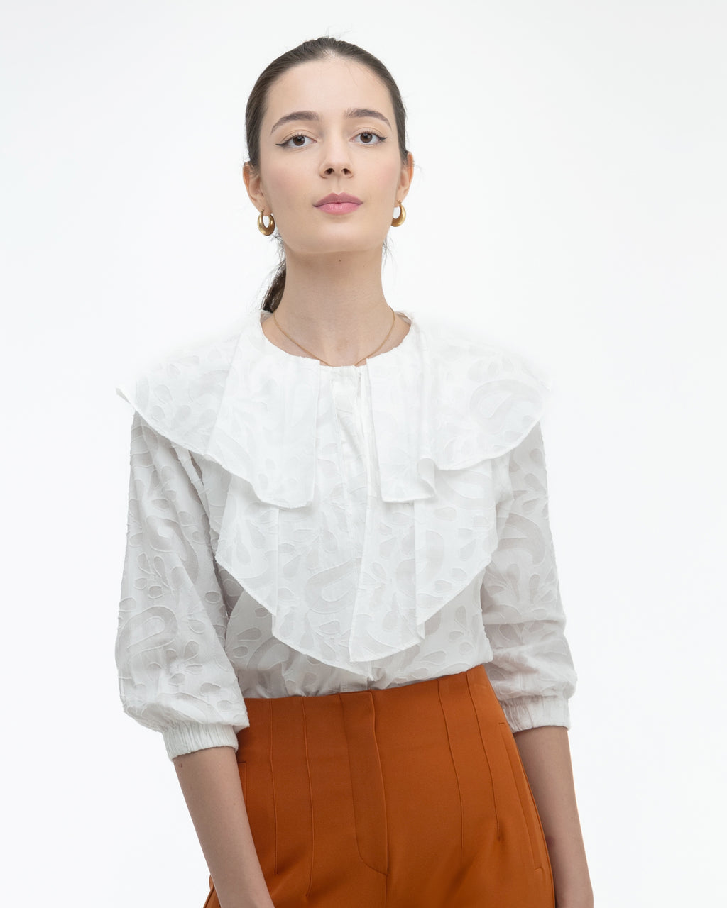 Blouse 15-5670 in Blanco, front close-up