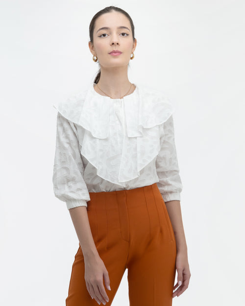 Blouse 15-5670 in Blanco, front close-up