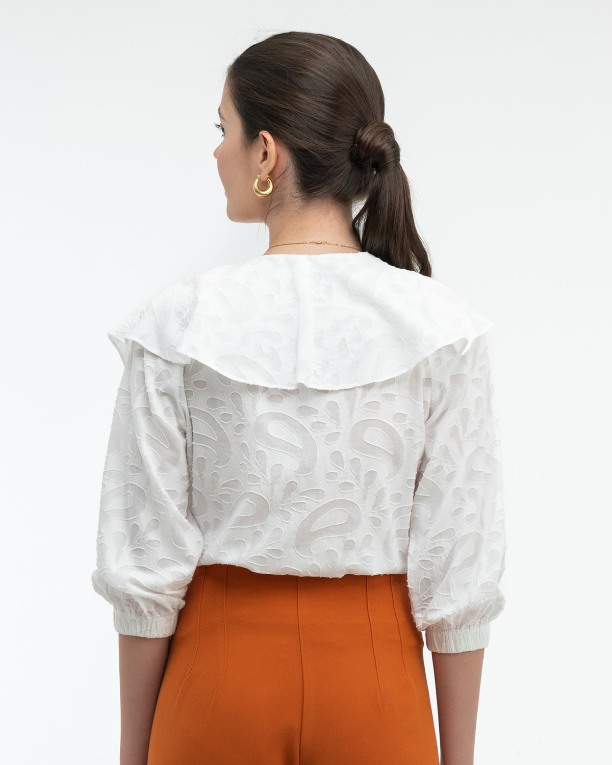 Blouse 15-5670 in Blanco, back close-up