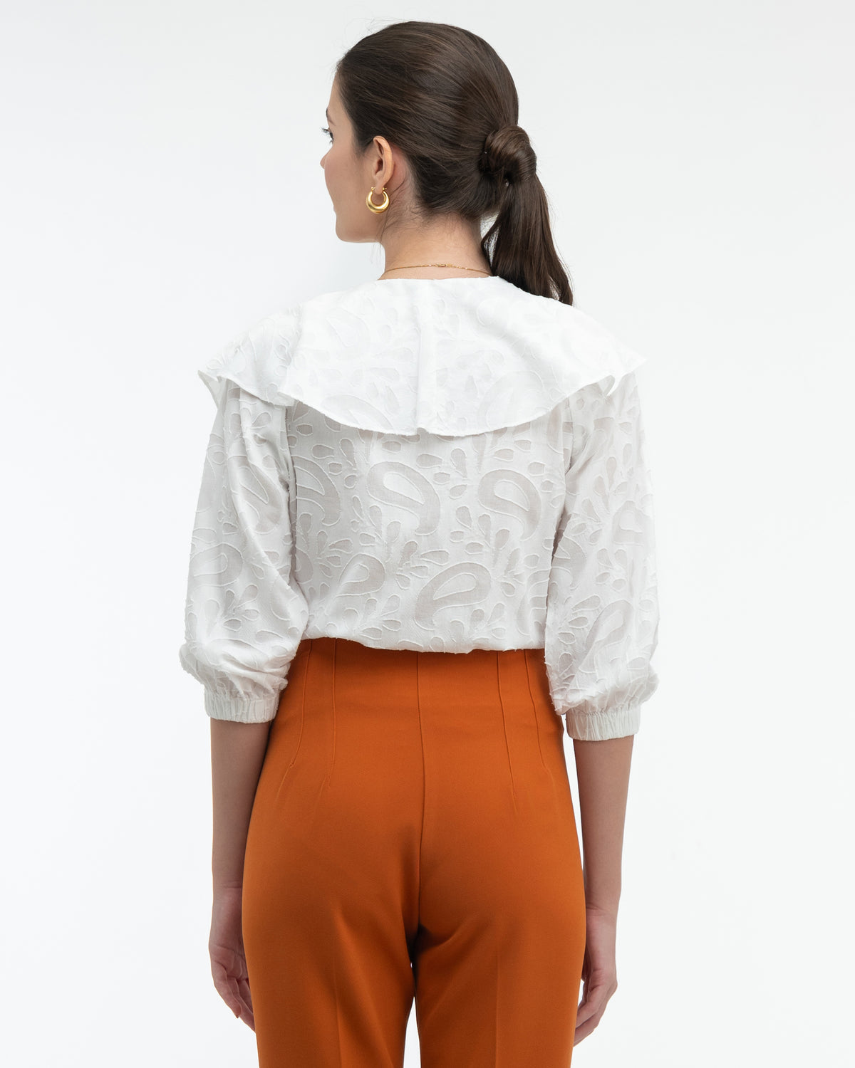 Blouse 15-5670 in Blanco, back close-up