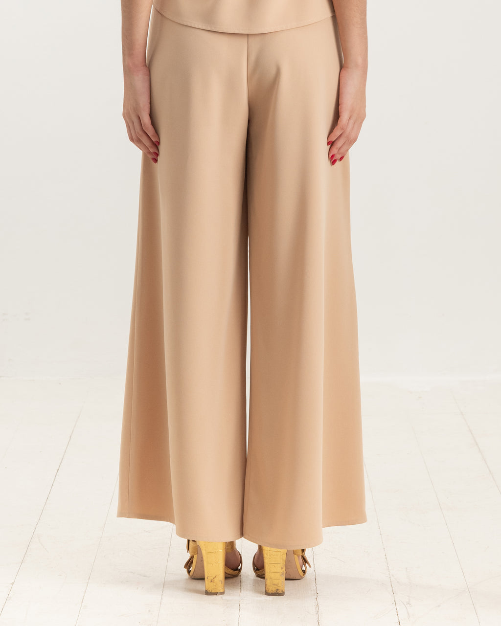 Trousers 15-5672 in Khaki, back close-up